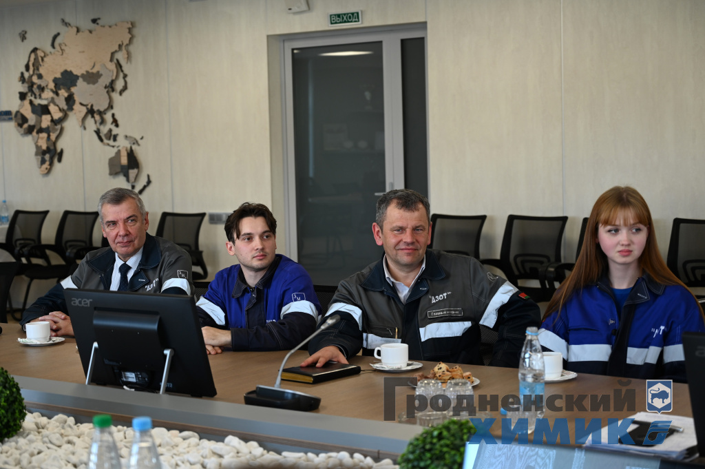 Молодость как ресурс_обмен мнениями молого поколения и руководства.JPG